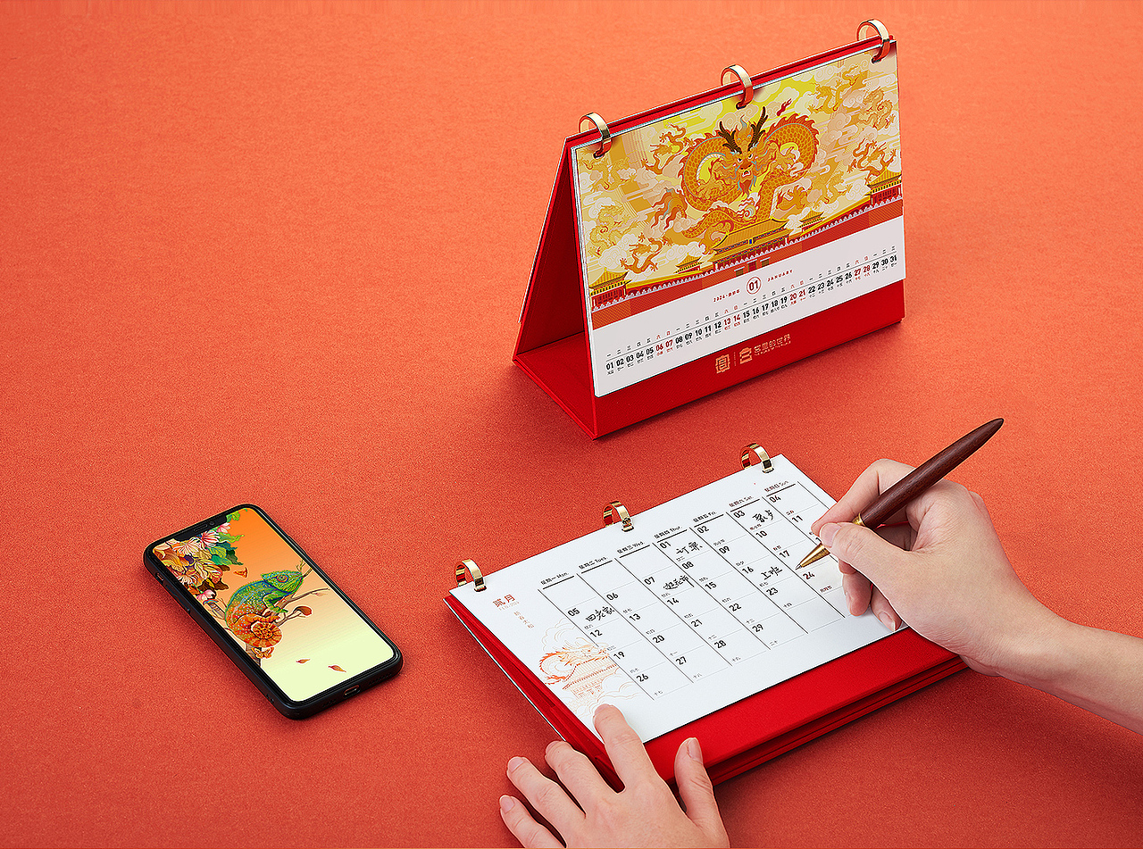 与紫禁城的祥龙
亲密接触<br><br>—<br>当龙的国度——紫禁城,<br>遇见甲辰龙年,<br>2024《宫里的世界》龙年台历,<br>给你一份龙耀紫禁的惊艳。