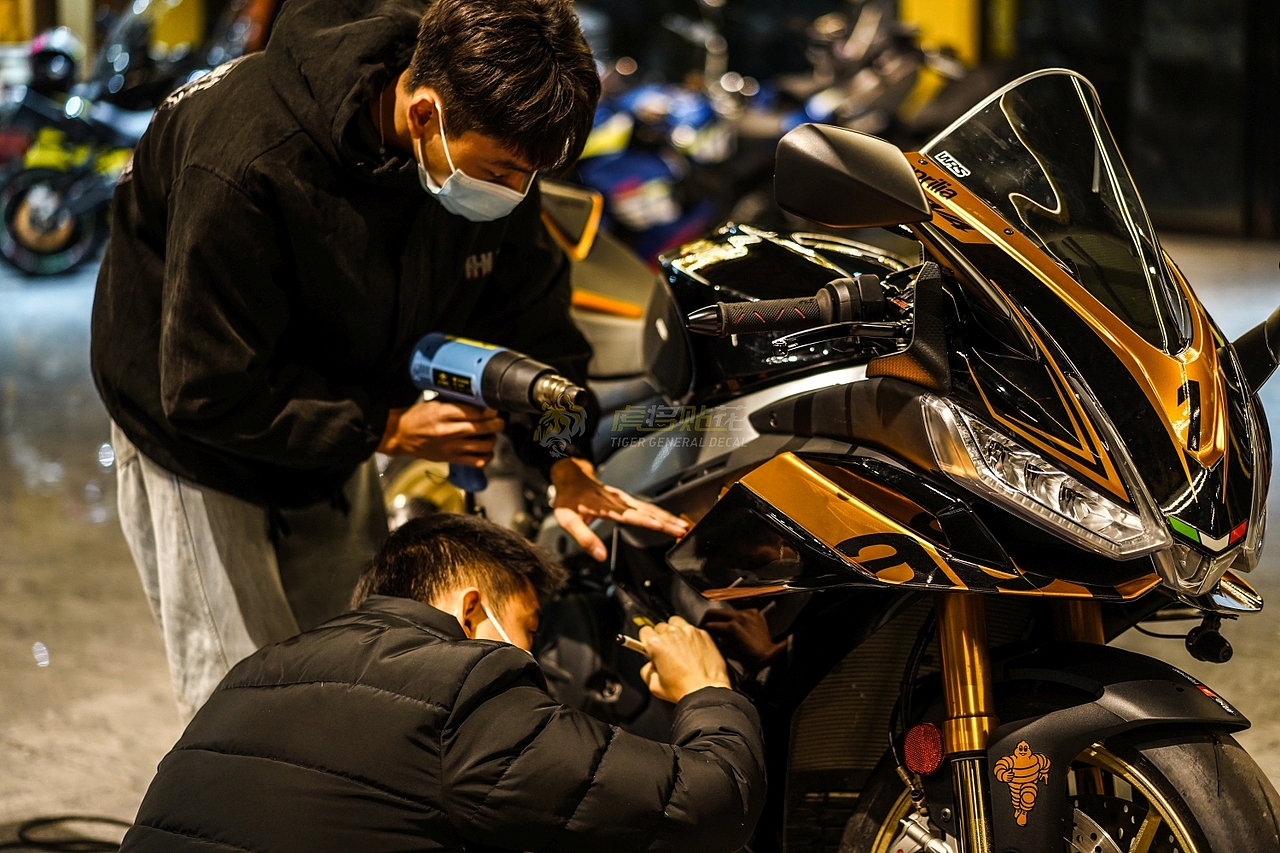 阿普利亚22款RSV4改黑金拉花涂装-3M彩绘改色膜