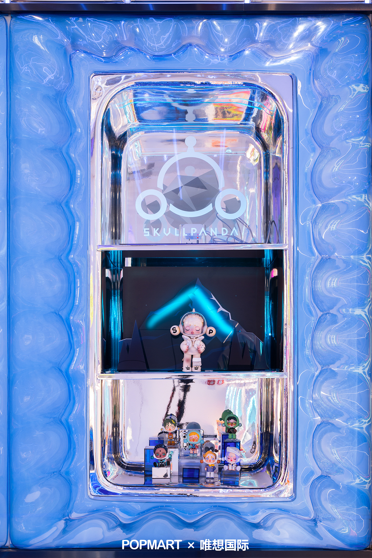 用色彩张扬个性,反扣POP MART态度鲜明的潮玩产品,呼应倡导年青力的品牌调性。彩色亚克力材料的使用覆盖至规则方形陈列柜到异形展架,设计师从色彩到造型定制工艺的极尽考究,才最终营造出精致通透的琉璃般质感,展现品牌潮流感的同时,打破了零碎分区之间的视野局限性。
李想玩转色彩、材质、光影打造出色彩交融的氛围场,侧写品牌理念的玩趣张力,令人好似摆脱了地心引力漂浮于一汪梦幻泡影。