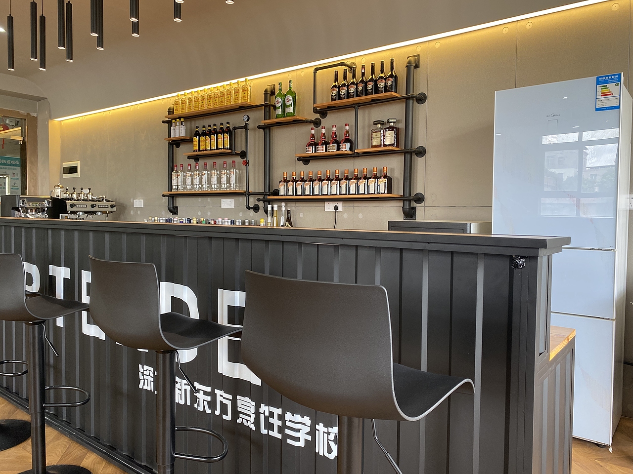 东方教育--工业风调酒教培室