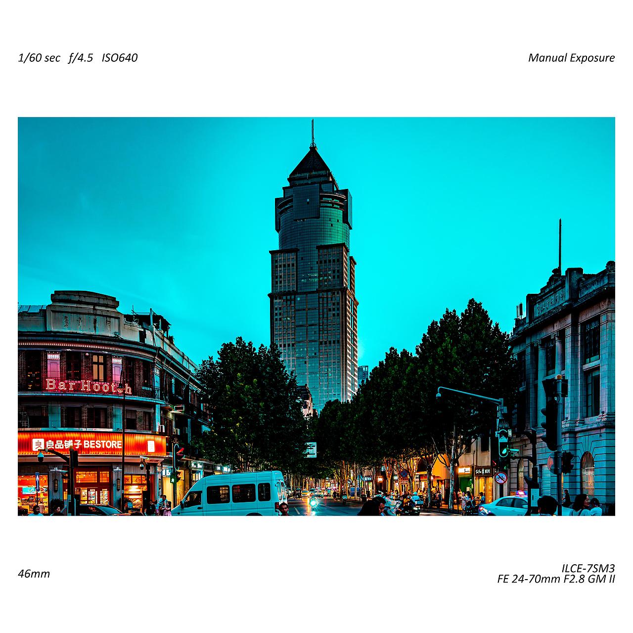 武汉傍晚街头-中欧穿梭