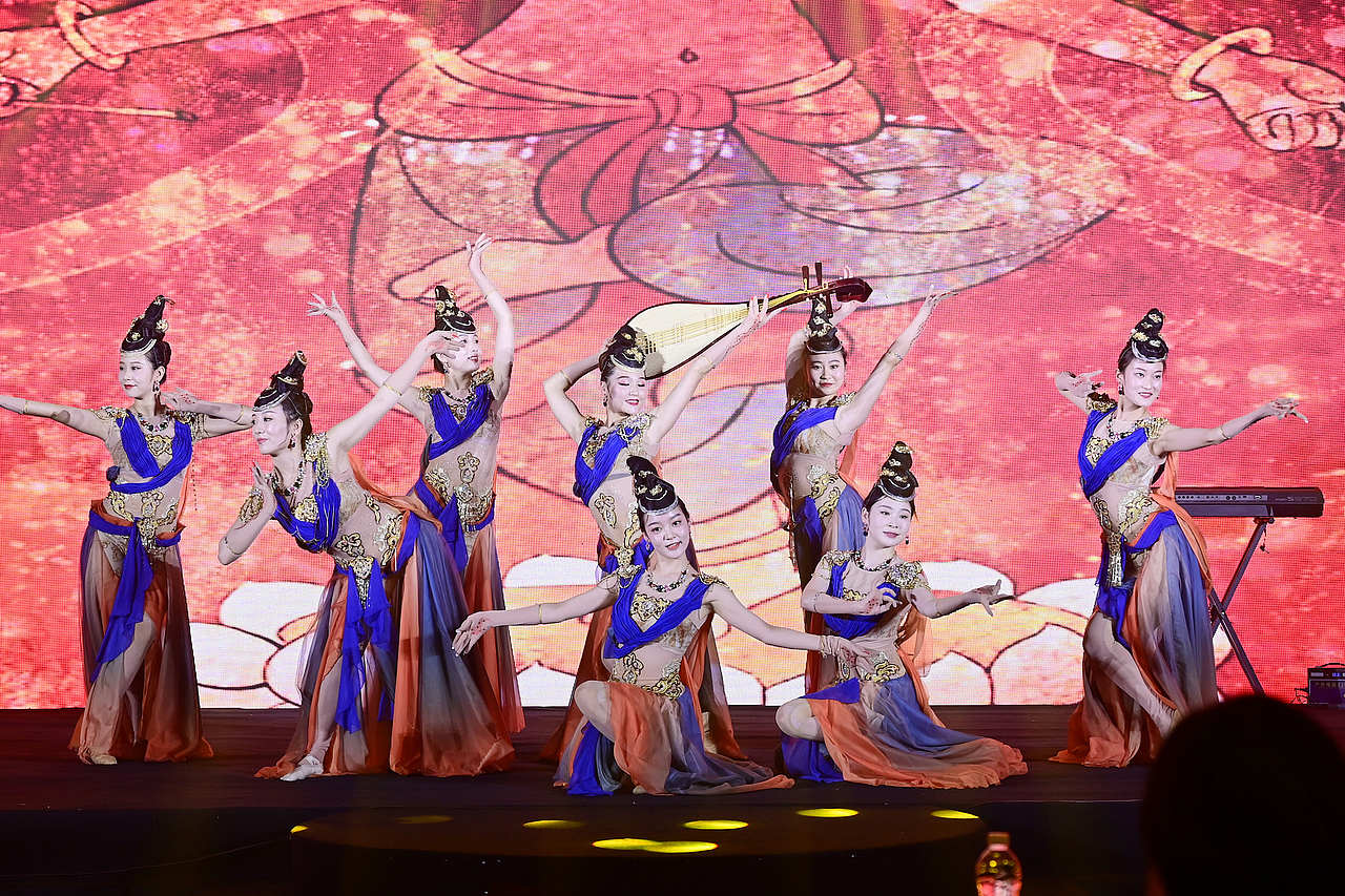 郑州活动会议跟拍——《倍嗨乐享年会》展望未来（图ZMzMxMzQ3MjMy） - 其他摄影 - 站酷设计师郑州深度摄影拍照原创素材 - 站酷ZCOOL