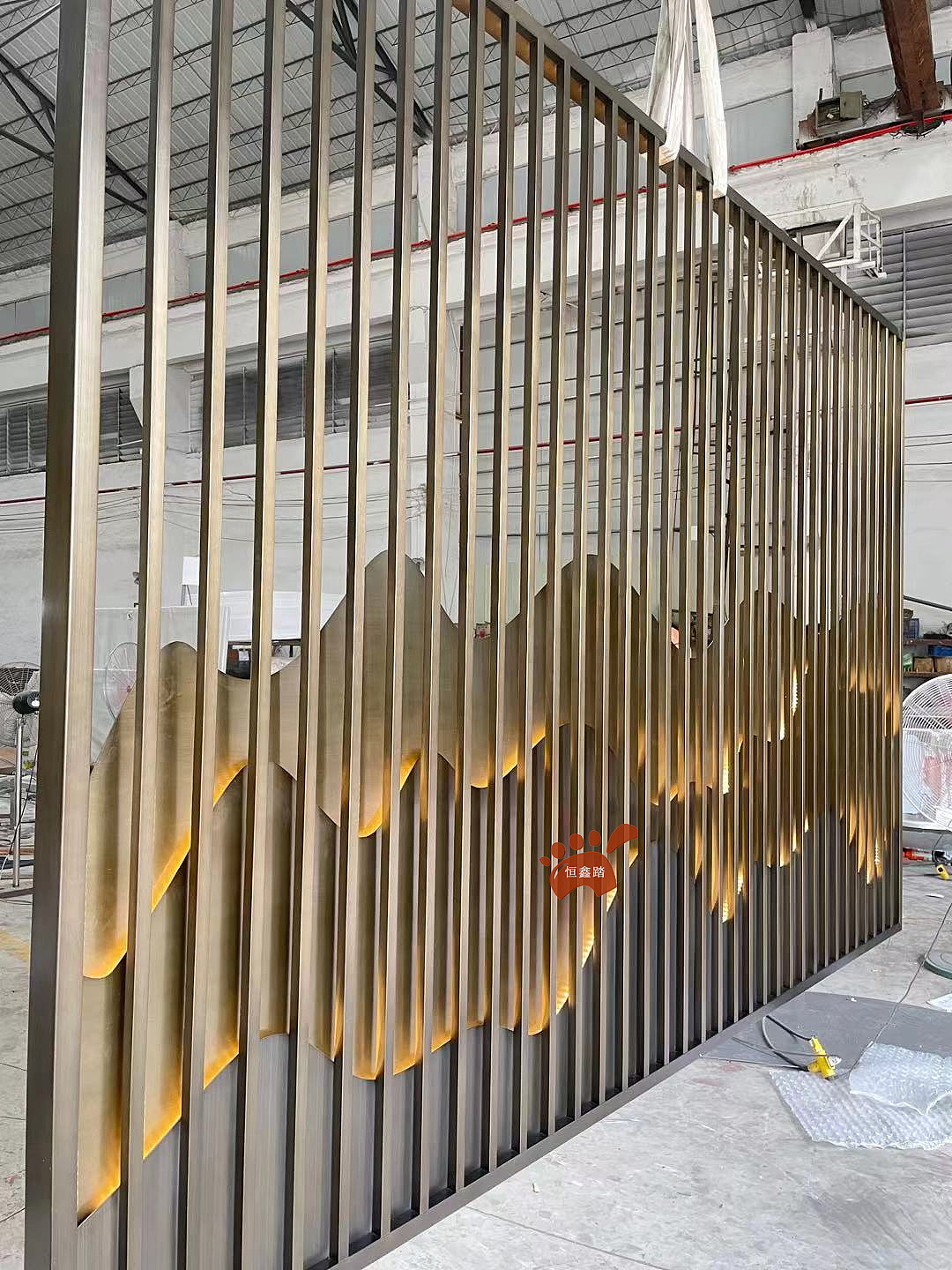 会所大堂不锈钢山形背景墙 不锈钢假山隔断安装效果（图ZMzIyNTczMzM2） - 其他工业/产品 - 站酷设计师恒鑫踏不锈钢制品原创素材 - 站酷ZCOOL