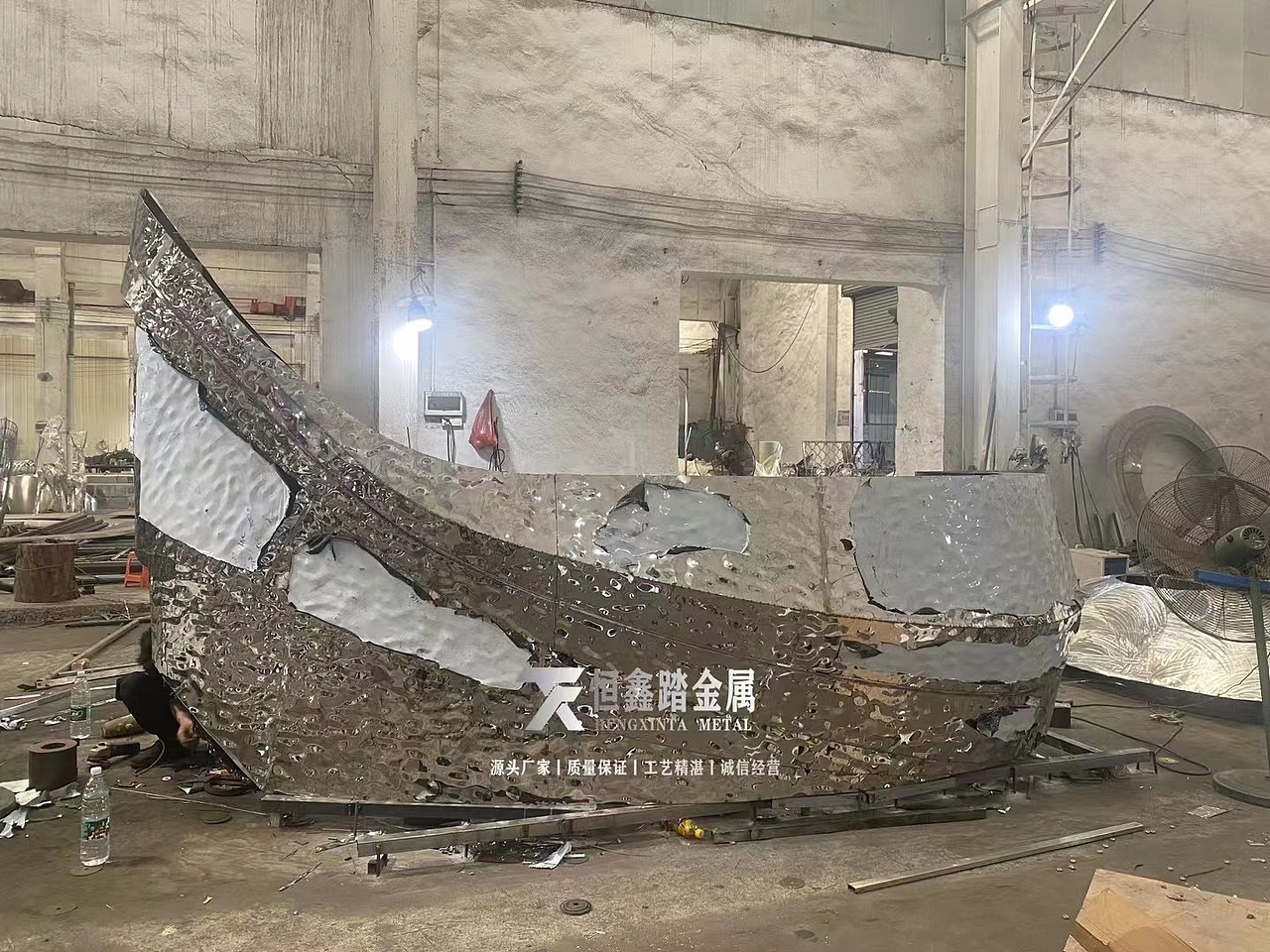 定制金属造型吧台 会所大厅镜面不锈钢水波纹接待台