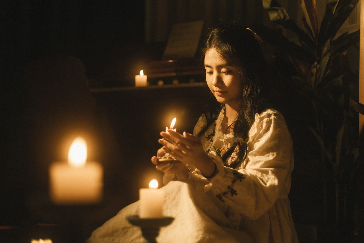 烛光少女复古人像写真