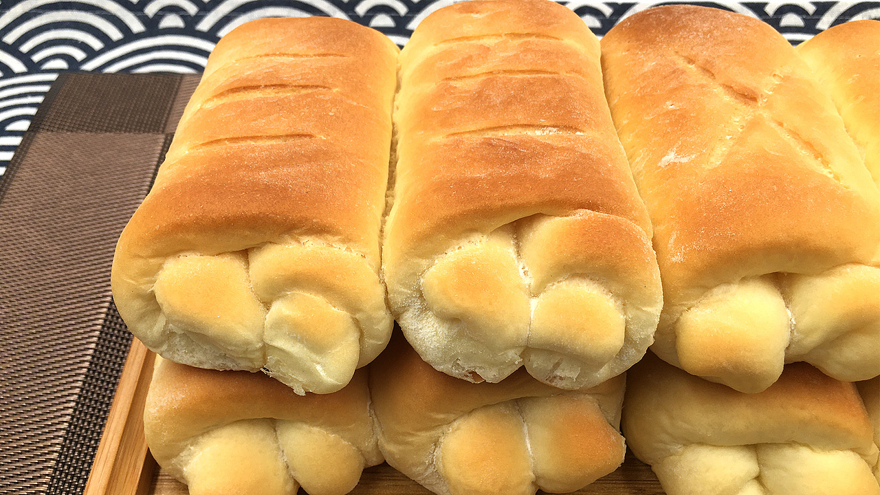 超松软牛奶面包,拉丝香甜,又香又软,好吃到爆。