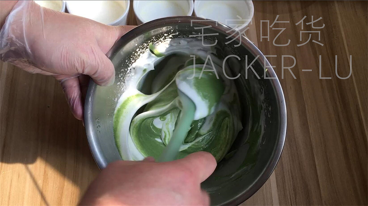 抹茶舒芙蕾,清幽与浓郁交相辉映,让人不禁心驰神往。