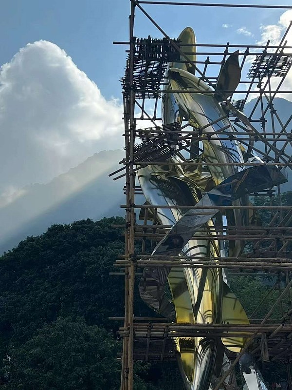 龙岩广场不锈钢电镀雕塑 10米金色渐变鱼跃水面雕塑