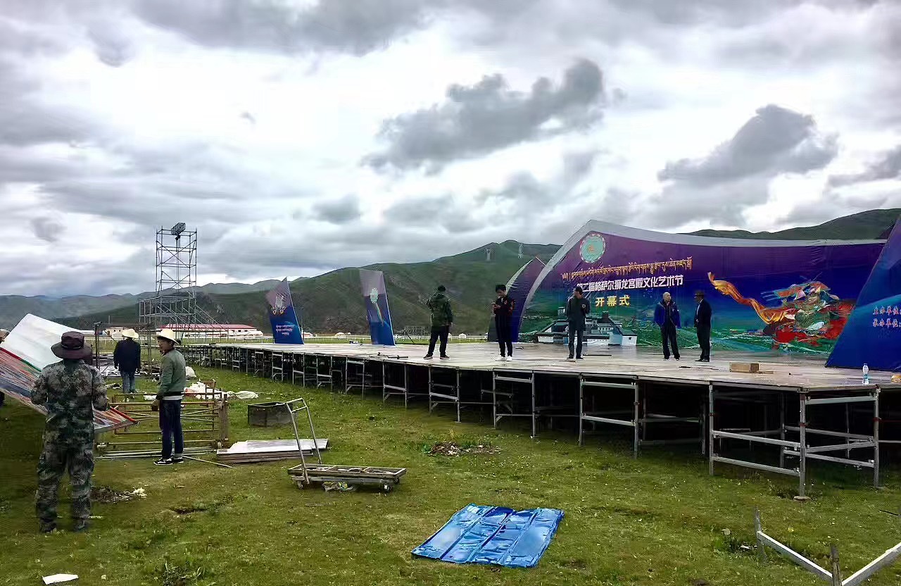གར་སྟེགས་སྒྲིག་འགོད་ཡུལ་དངོས།舞台搭建现场图