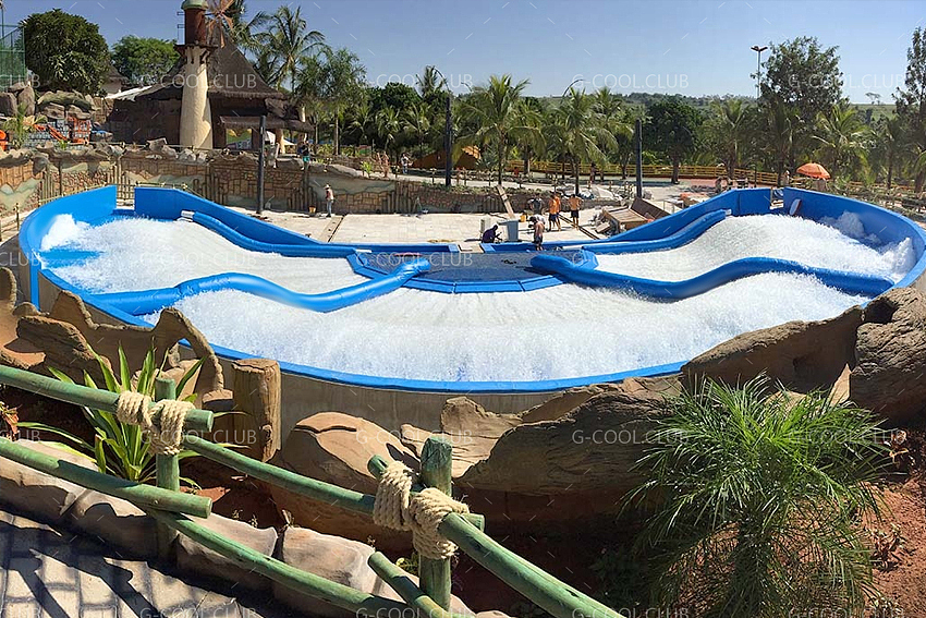 的确,潮流的消遣方式总是变化得太快,加之年轻人喜爱尝试新鲜事物,传统娱乐的“落伍”并不在意料之外。现在的年轻人,更加追求新鲜,刺激和运动健身。在抖音刘畊宏全民健身的热潮引领下,想要追求好身材的人也是越来越多。
<br>而室内冲浪就应和着现在大众年轻人的追求火了起来。