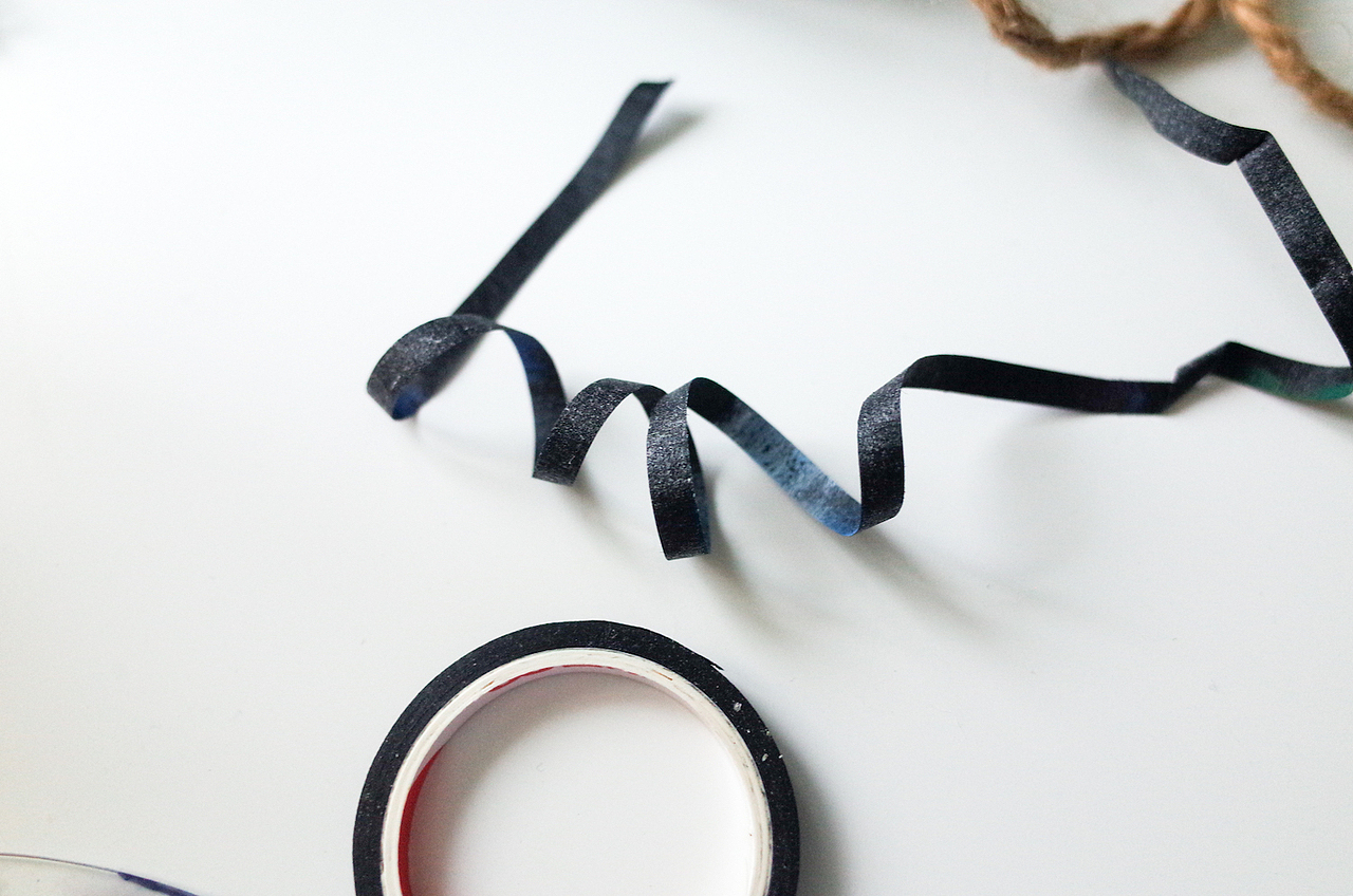 早上,撕下胶带,画的边缘才能是纯洁的白