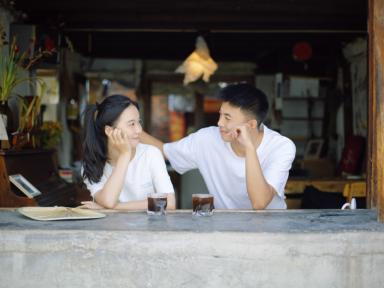 他俩高中毕业了