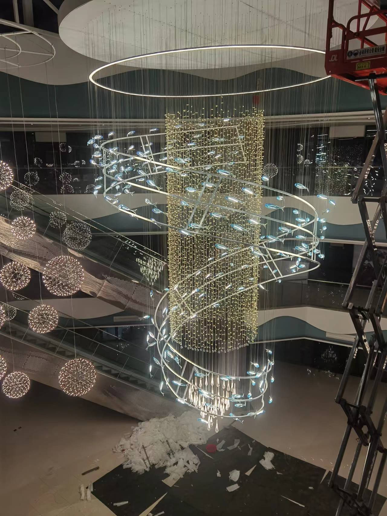 大型商场中庭美陈吊饰装置布置方案由铭星工厂提供案例