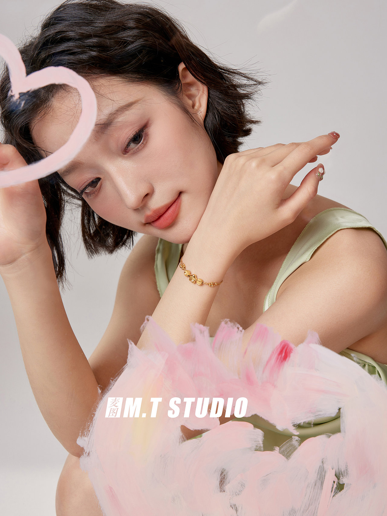 饰品拍摄 创意饰品手链拍摄 高端定制手链饰品模特拍照（图ZMzcwMDQxNTIw） - 人像摄影 - 站酷设计师义乌麦图摄影官网原创素材 - 站酷ZCOOL