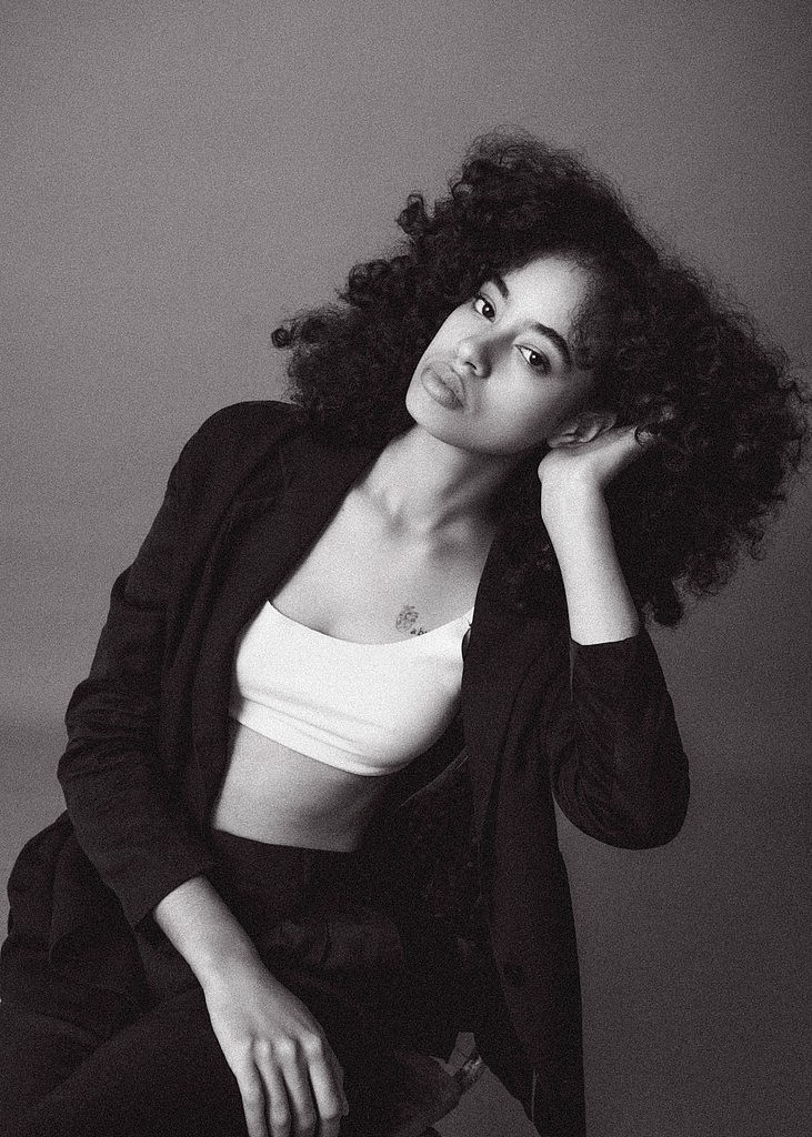 爆炸头小麦色摩登大片摄影