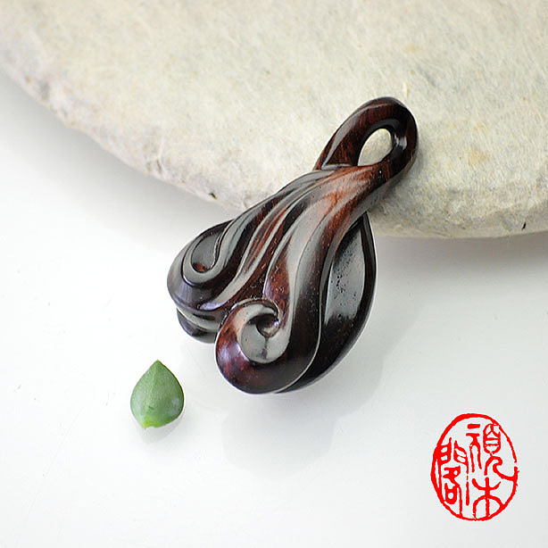 顽木作品《黄花梨吊坠》
