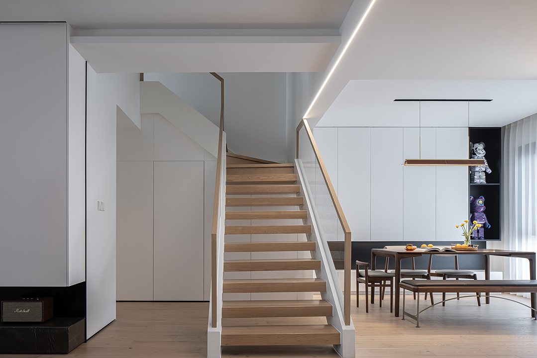 七字型楼梯最大化减少了对空间的侵占,也契合了整屋的朴实格调。