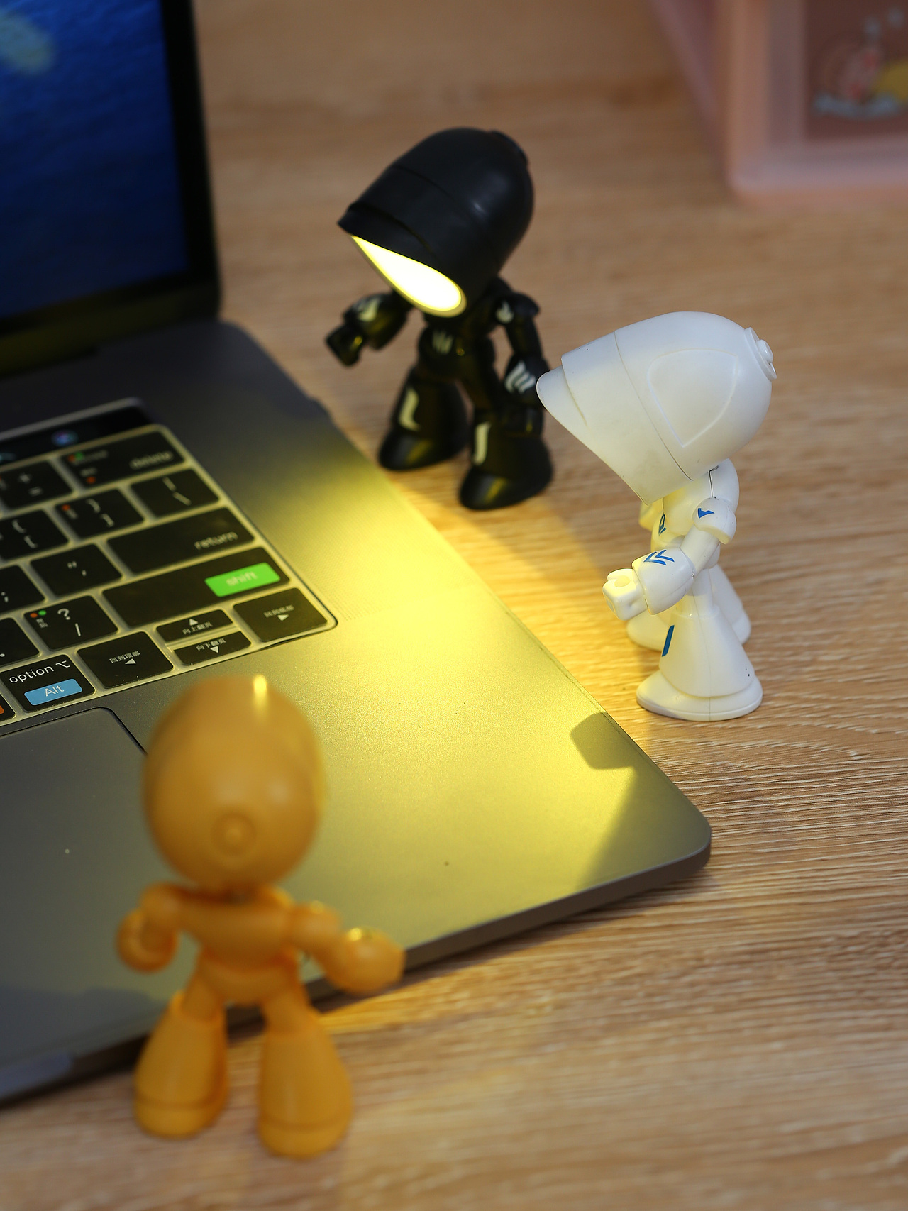 机器人玩具发光小夜灯拍摄