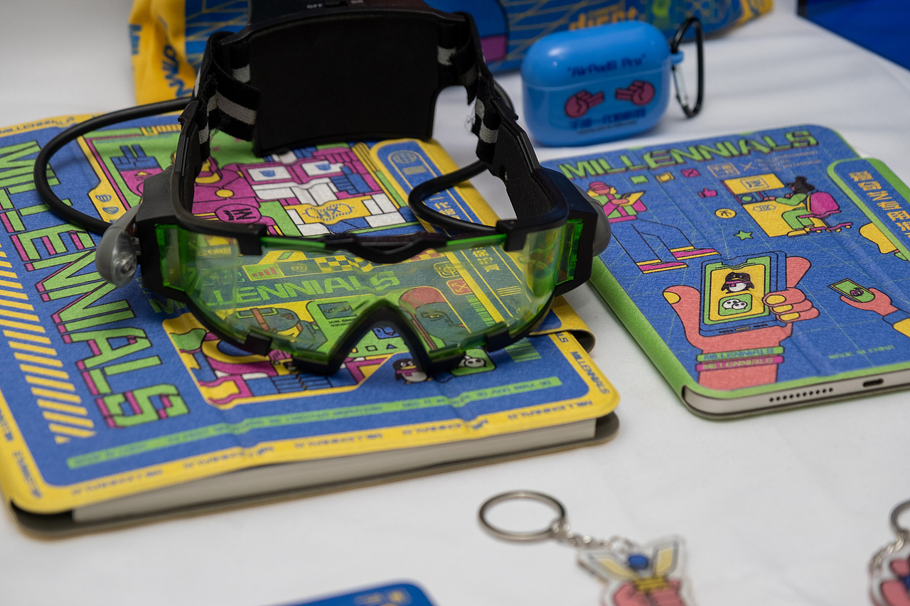 《千禧一代》娱乐演变图形文创应用毕业设计实物拍摄