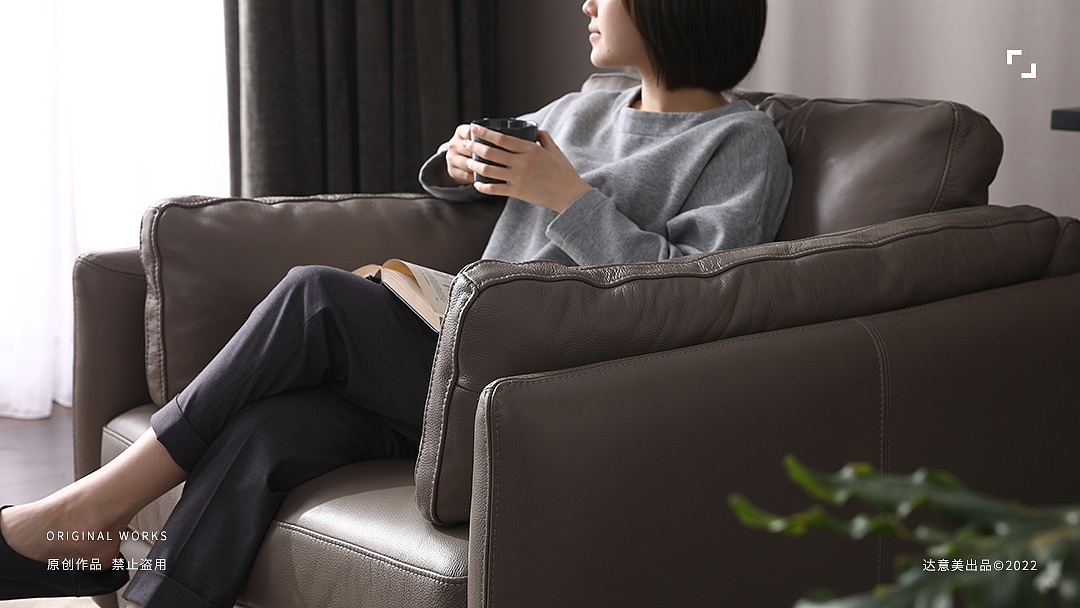 闲暇的时光,舒服窝在沙发里,捧一杯热咖,享受放空