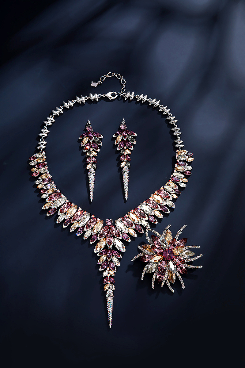 深蓝底 首饰摄影 彩色宝石套装 彩宝 施华洛世奇 项链