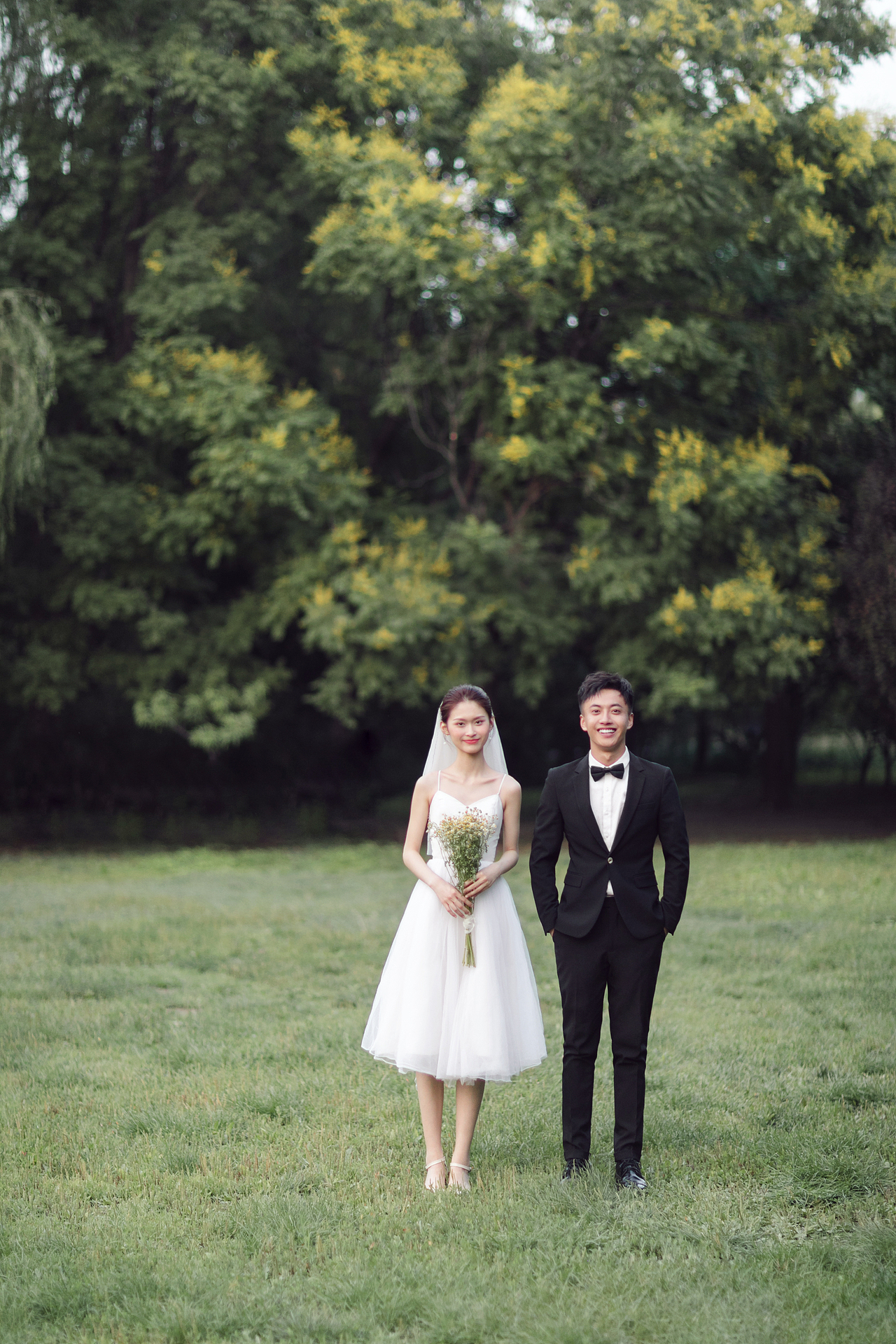 2023年春夏必拍的草坪,春日森系电影感婚纱照