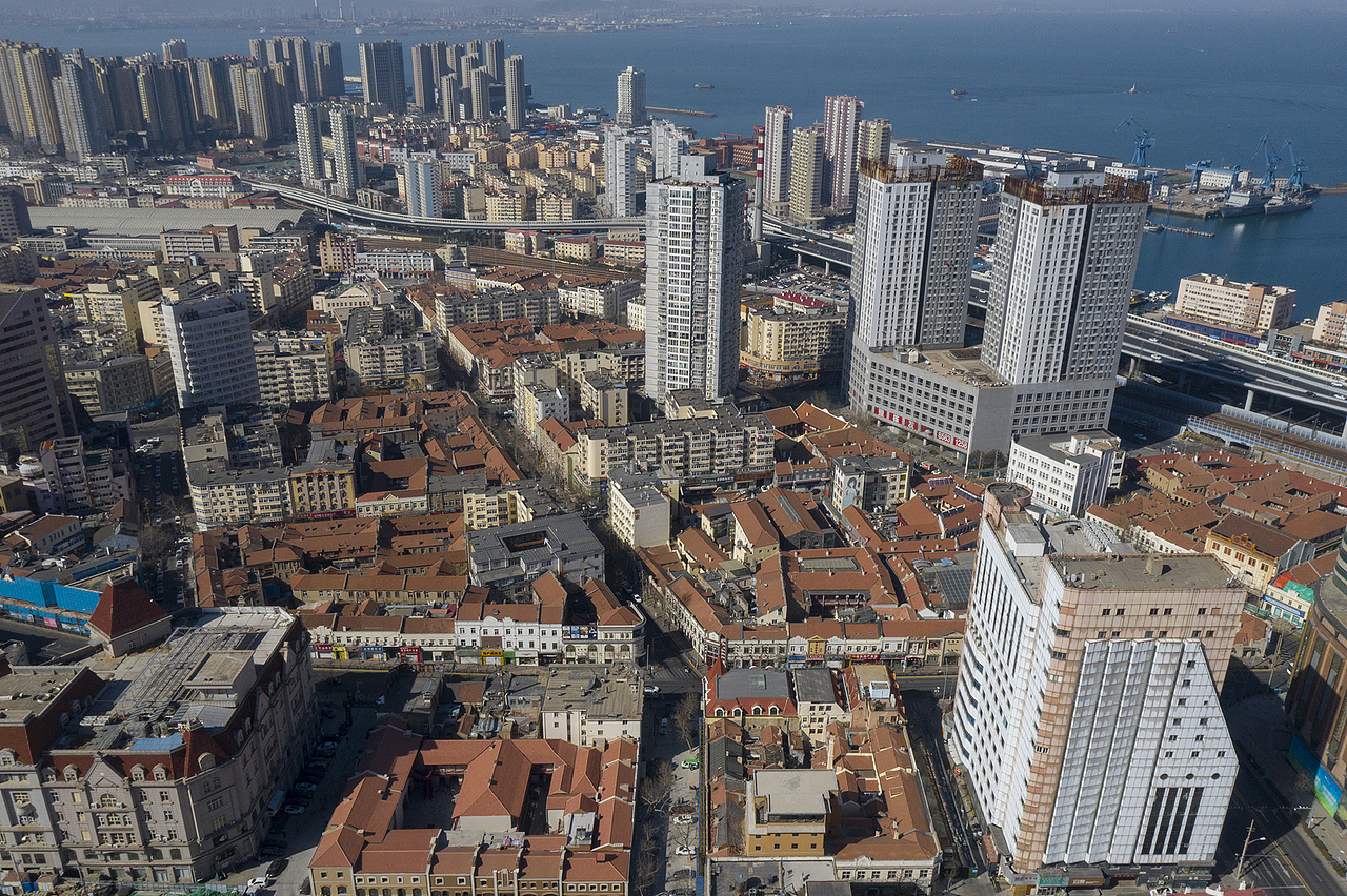 影像表达城市变迁中的传承与共生——以青岛里院为例 