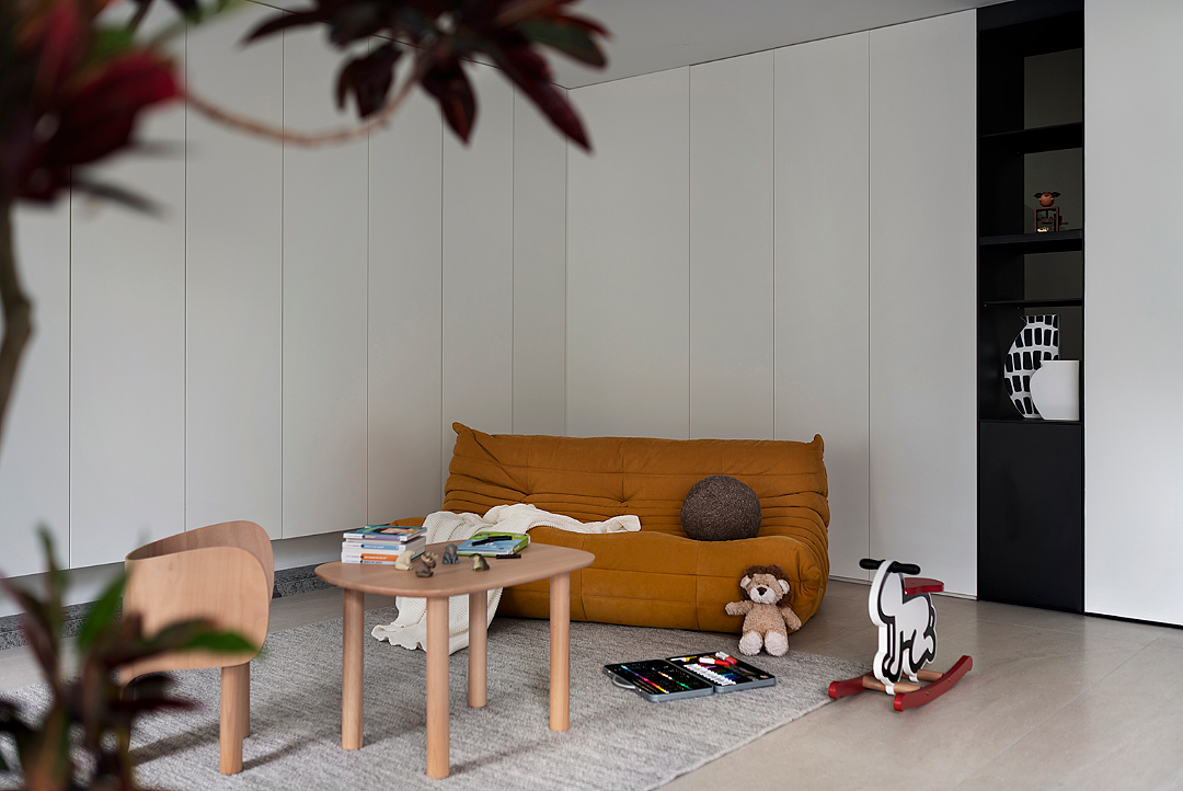 精致置物柜以嵌入方式进入墙体内,既节省有效空间,功能性也很强大。