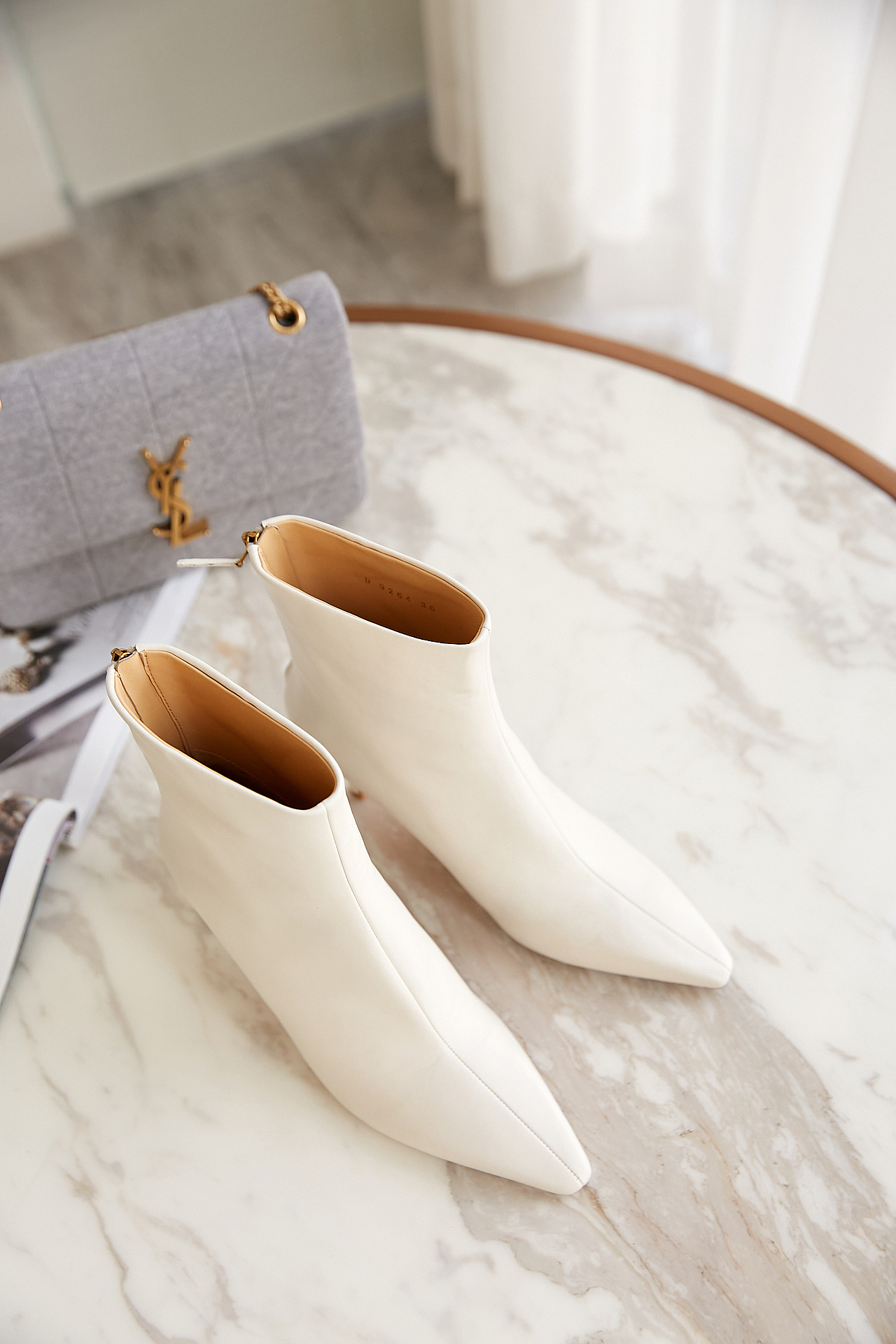 2色尖头短靴静物拍摄