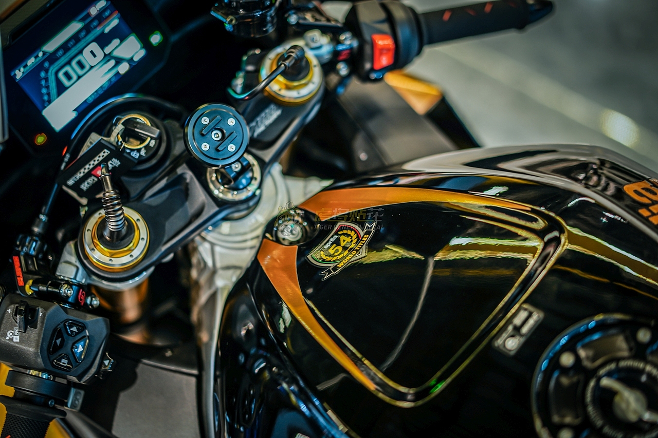 阿普利亚22款RSV4改黑金拉花涂装-3M彩绘改色膜