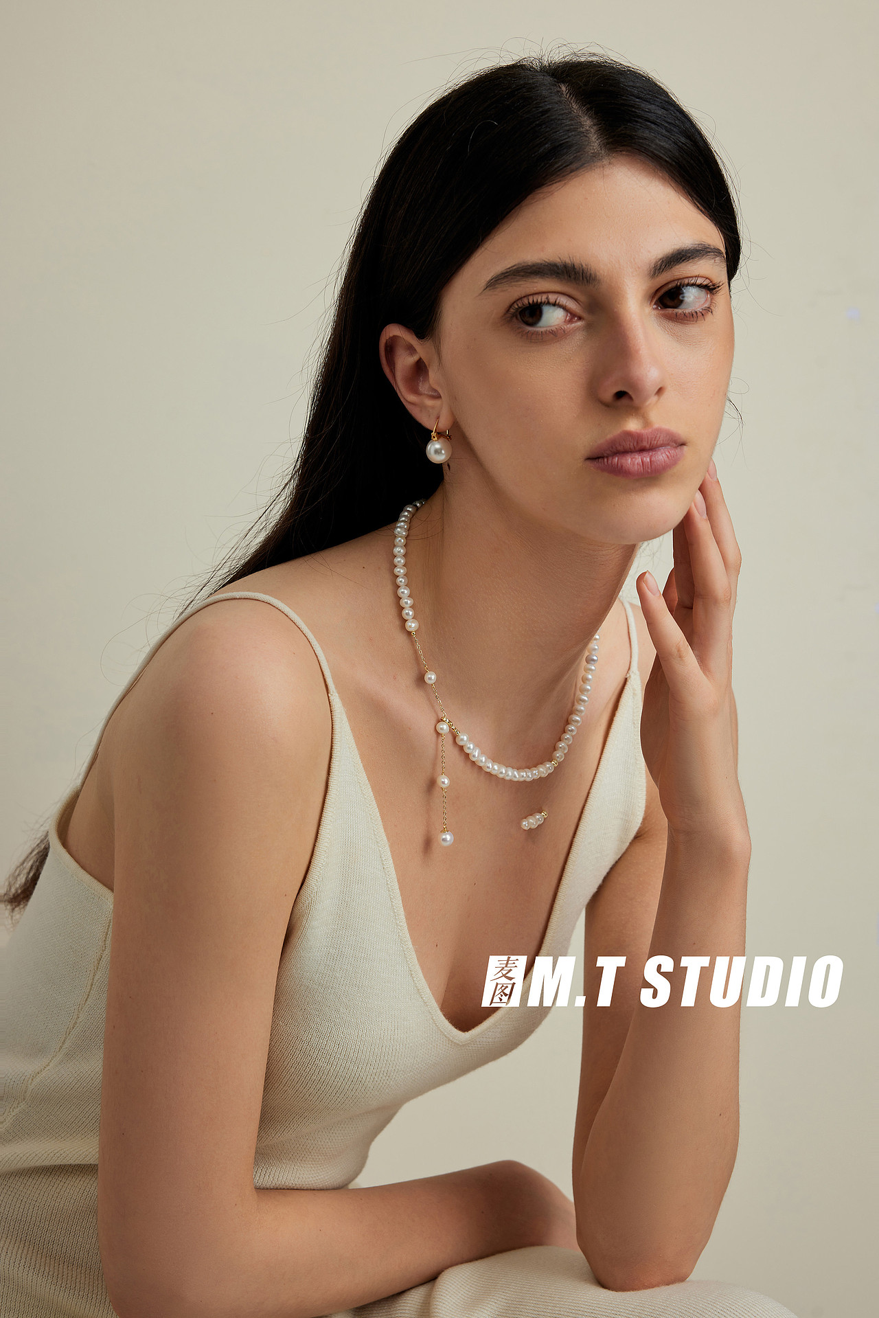 #珠宝首饰外模饰品拍摄高级感轻奢耳钉项链女模小麦色