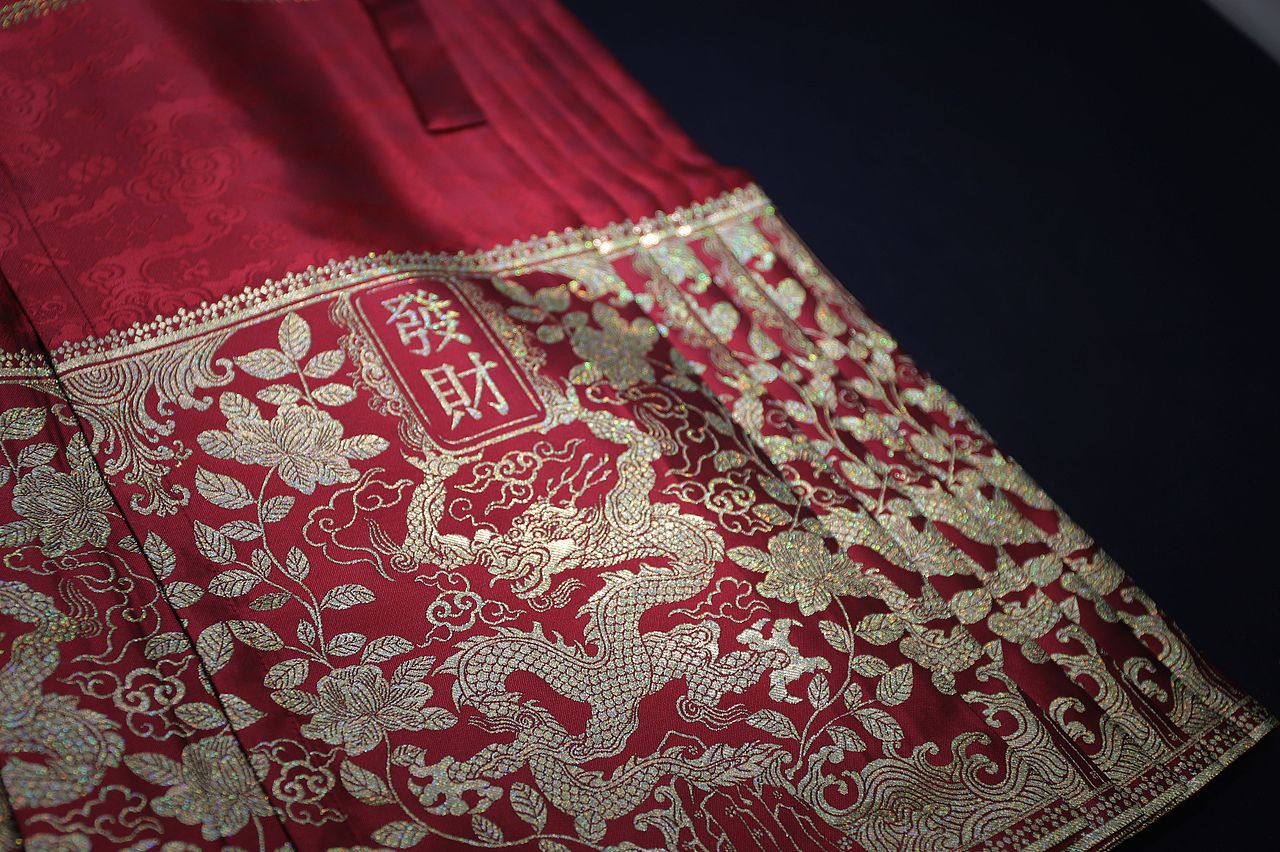 文物复原二创 马面裙设计 | 剔彩云龙捧寿八宝纹盖盒（图ZMzYzMDM4NzU2） - 传统/民族服饰 - 站酷设计师YILLIER原创素材 - 站酷ZCOOL