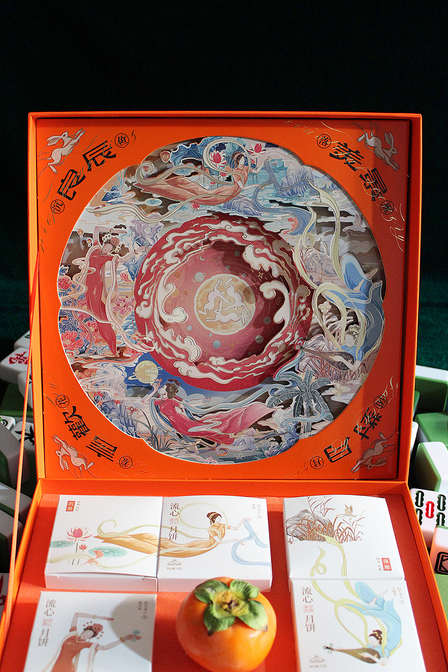 翻开的盒子宛如梳妆台,“”镜子”里的四大美人宛如飞天神女