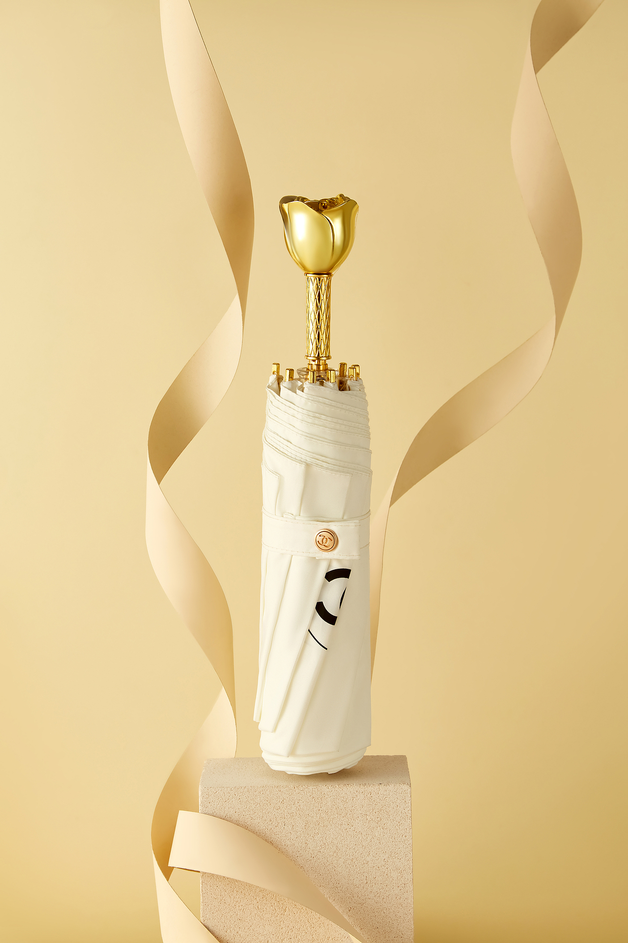 当玫瑰花遇上雨伞 春夏限定｜下雨天也可以让人期待（图ZMzEyMTY2Njg4） - 产品摄影 - 站酷设计师影恒视觉小何原创素材 - 站酷ZCOOL