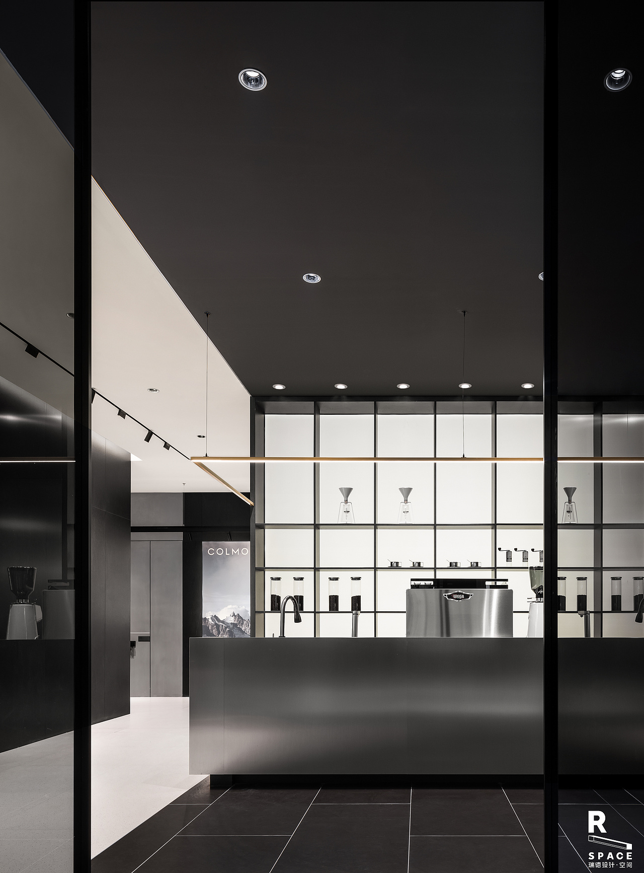 咖啡吧紧邻运营区，延续意式、极简、线条感的设计语言，营造空间纵深感。从不同角度观看此区，皆可成雅致端景，用户得以于一方天地细品咖饮，换一刻随性自在。