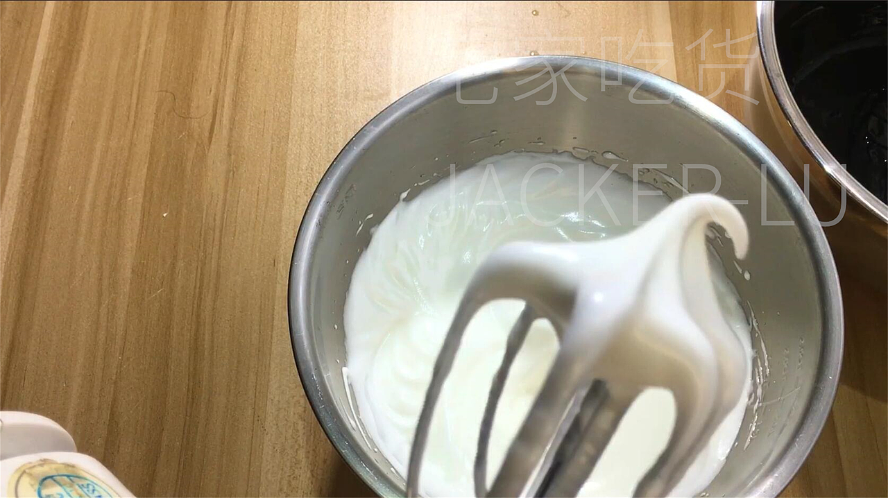 黑金抹茶卷,奶油香醇与抹茶苦甜交融在一起。