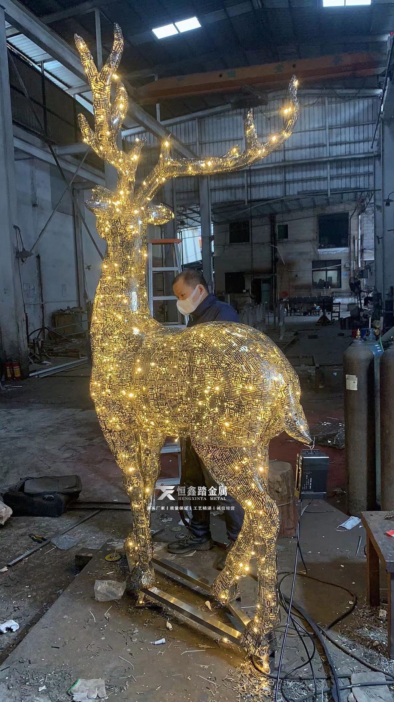 不锈钢镂空梅花鹿雕塑 暗藏灯带不锈钢景观鹿摆放位置