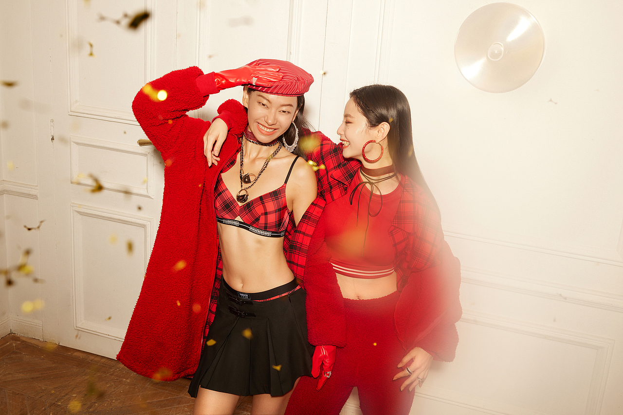 芬狄诗内衣拍摄 “超级红运”