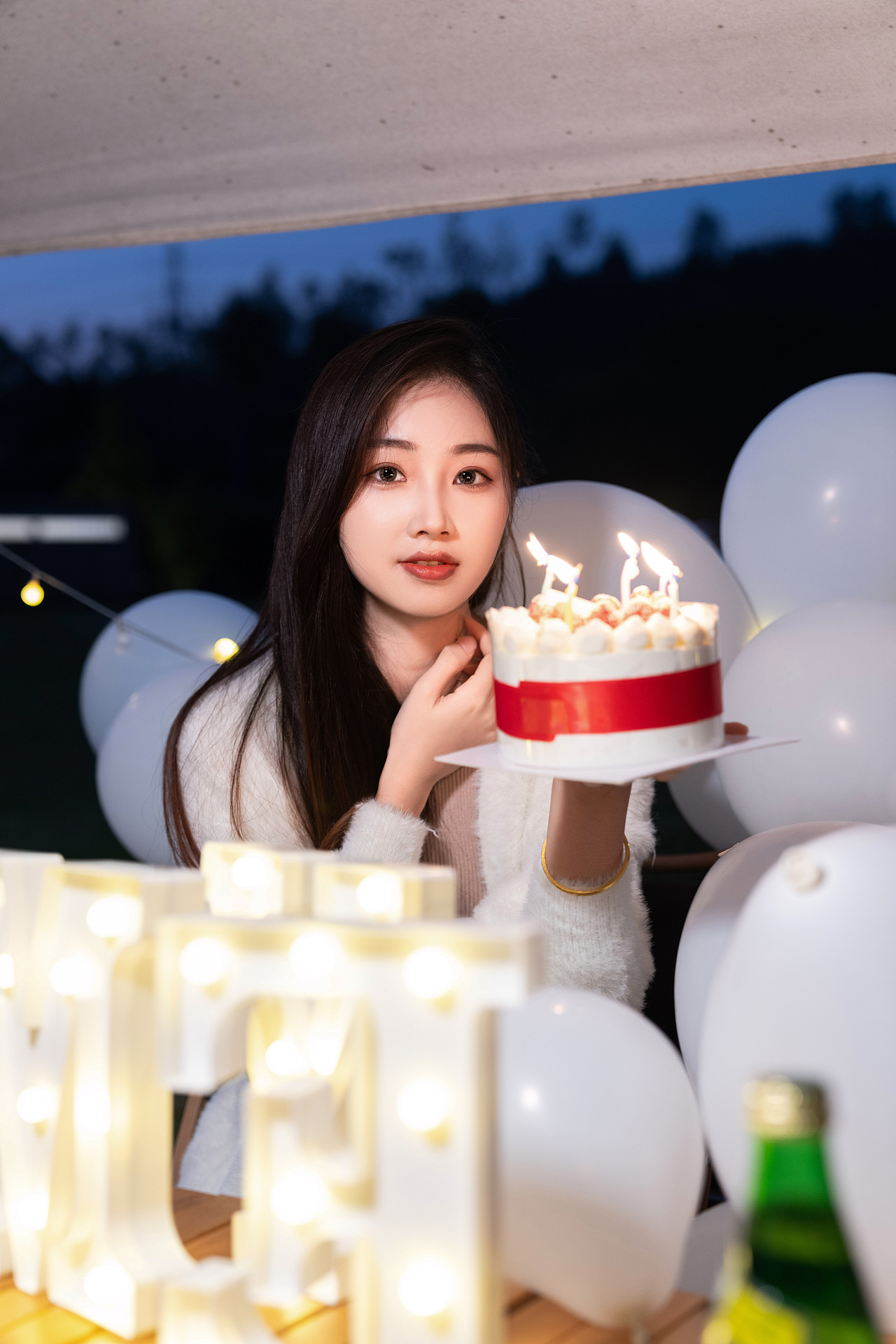 “蜡烛没熄灭前,愿你仍在身边”