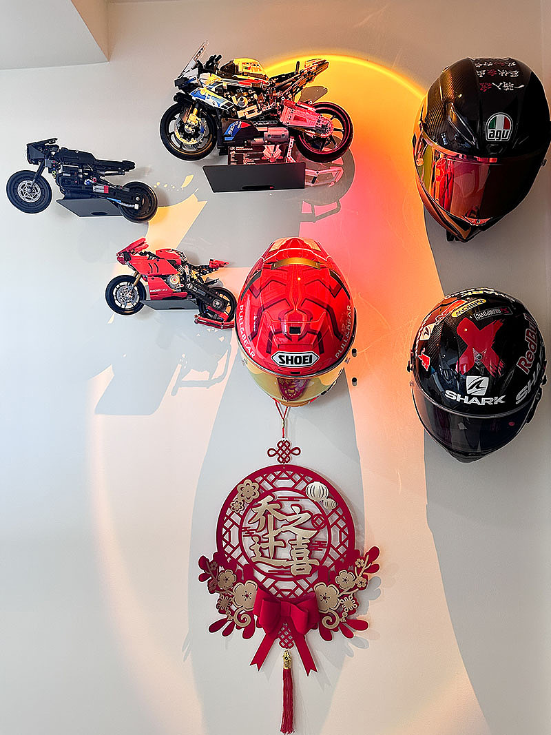 单调的墙面悬挂机车和机车帽模型
<br>灯光落入其中,绚烂的动静之美