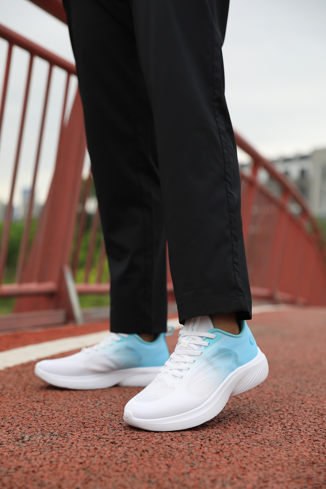 【修图】阴沉天气下跑鞋外景修复