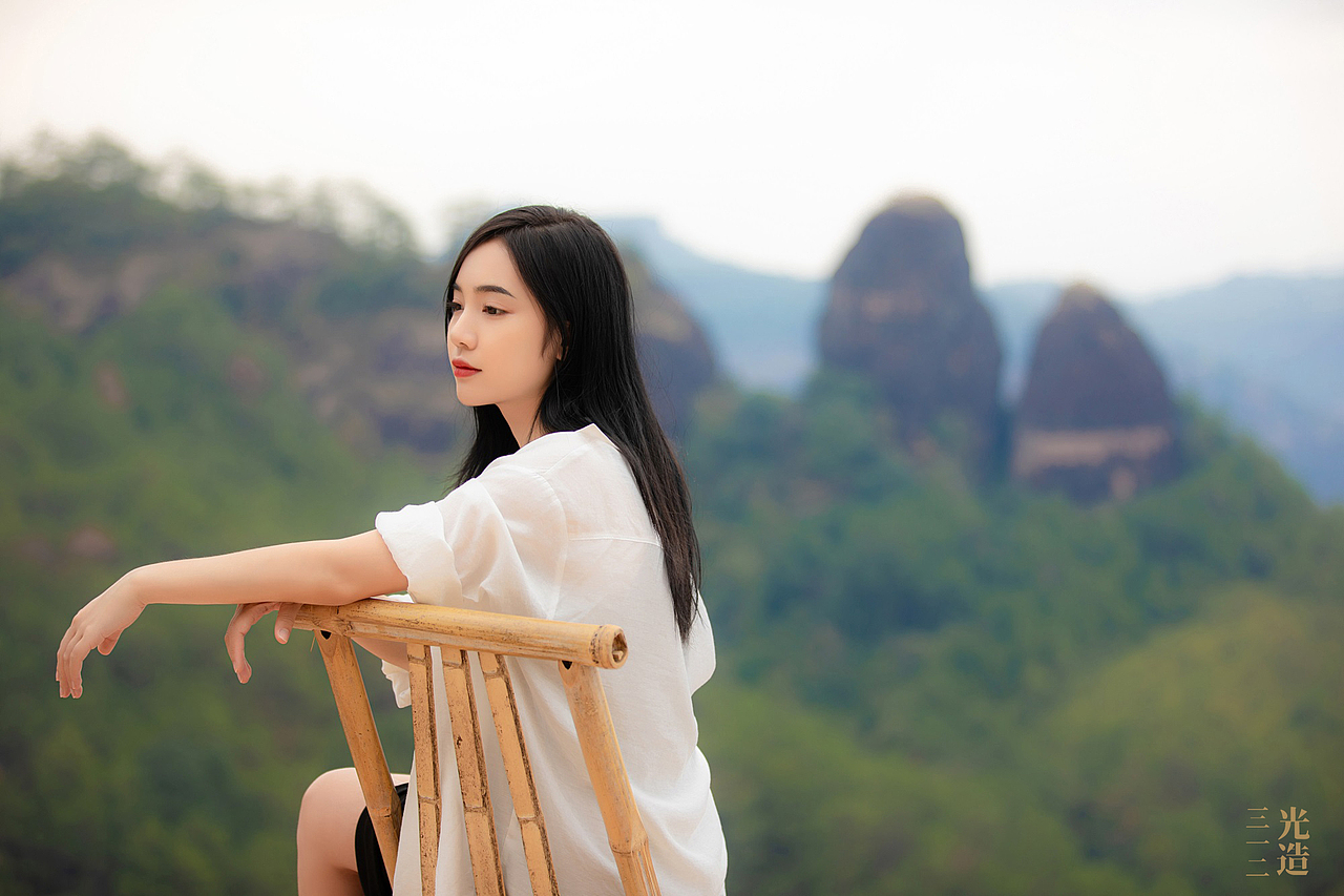 你是悬崖之上 正摇曳的花