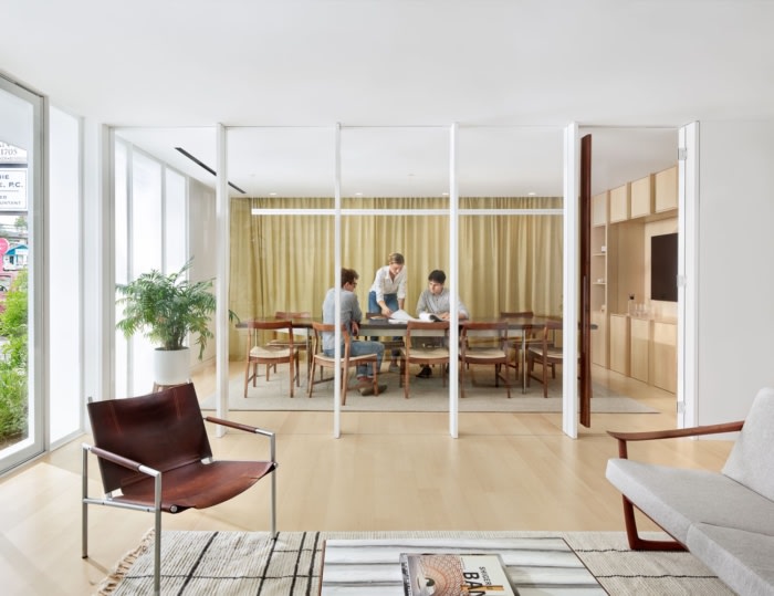 办公室装修方案:明亮的饰面、高品质的照明和空间策略掩盖了低矮的天花板