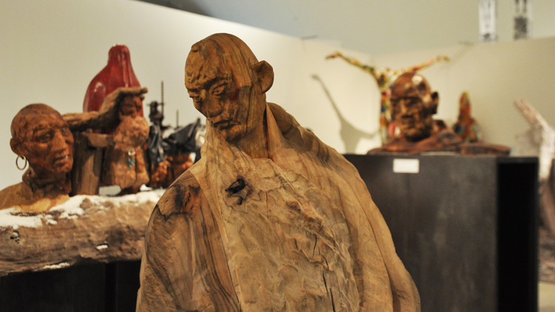 王捷 《新亚当与夏娃》   导师:张德峰     材料:玻璃钢,头发,天鹅