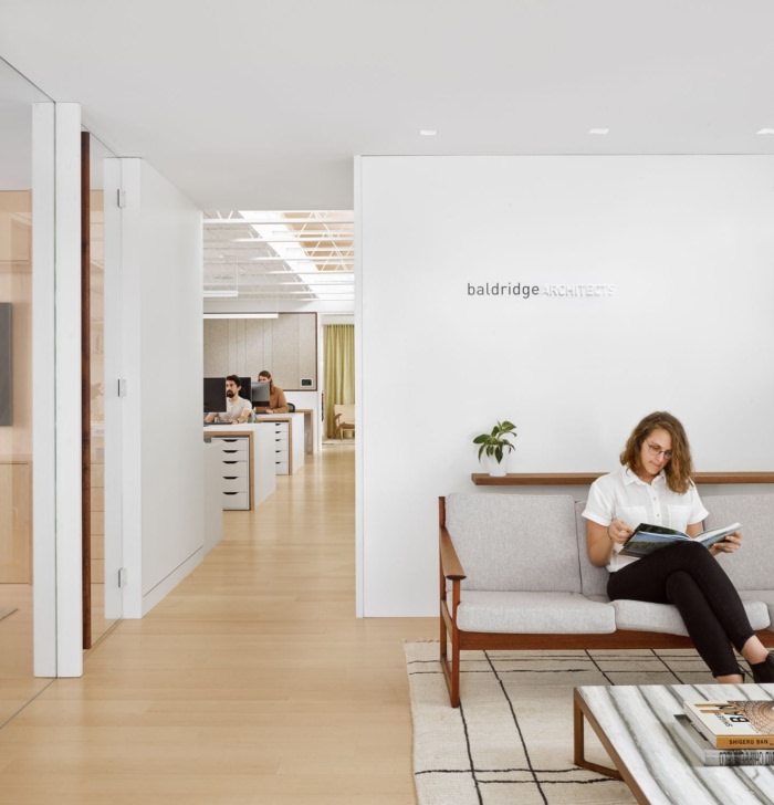 办公室装修方案:明亮的饰面、高品质的照明和空间策略掩盖了低矮的天花板