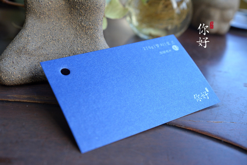 案例1:梦幻宝蓝,印银 烫珠光白效果,是我们纸样的封面.