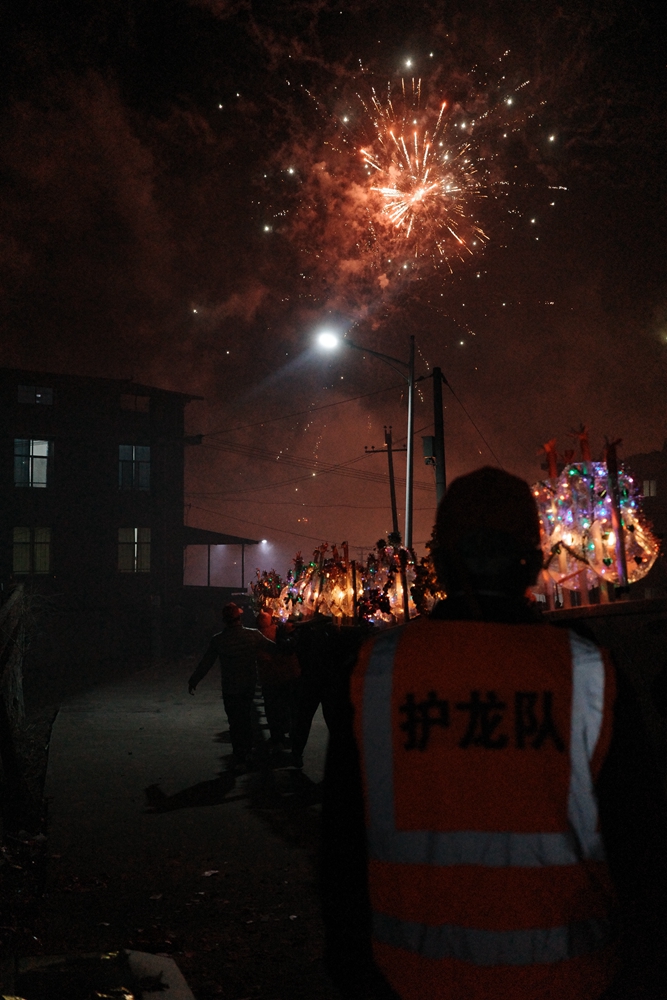 /爸爸身着“护龙队”的马甲