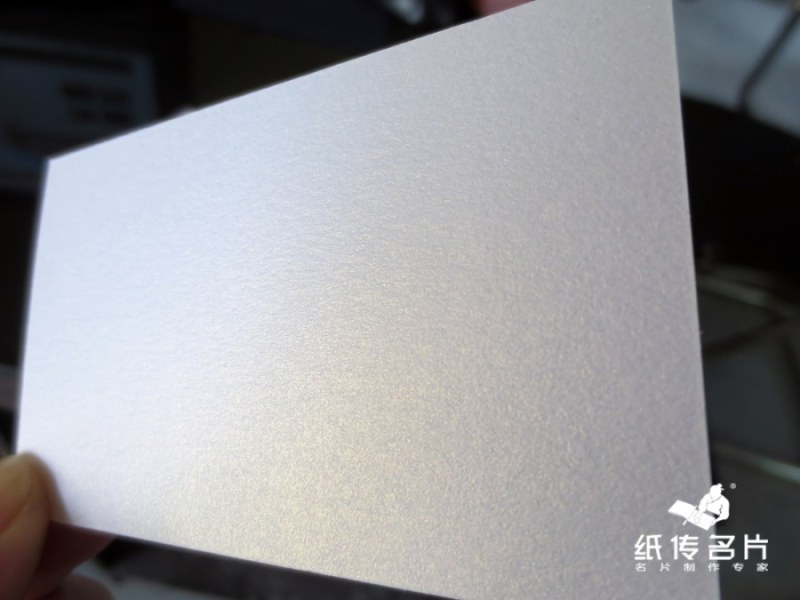 客户选的是250法国星采冰白纸,这款材质带点闪光,表层光滑,很适合uv