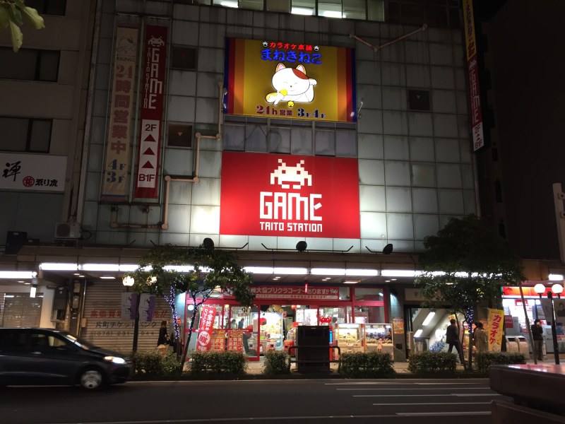 这是一个游戏厅(应该是连锁性质的)的招牌,标志设计采用图文组合,是不是很有“游戏”的感觉呢? 这是一个游戏厅(应该是连锁性质的)的招牌,标志设计采用图文组合,是不是很有“游戏”的感觉呢?