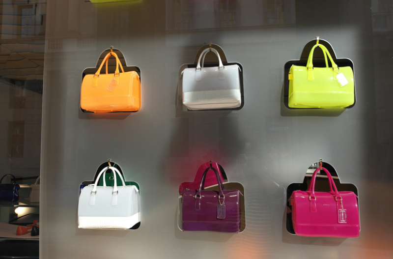 有关包包在橱窗里的陈列